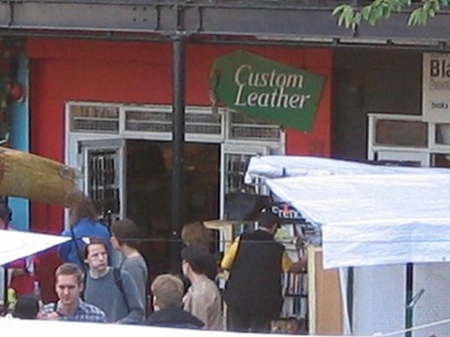 カムデンマーケットにて、隠れてるアタシと史恵里を探して、不安げな顔でもりもり何か食べながら、キョロキョロ挙動不審にアタシ達を探すガイを、遠くの階段の影から激写(爆笑)。アタシ達は旅の間中、何かとこの写真を見ては、腹を抱えて大爆笑していました。