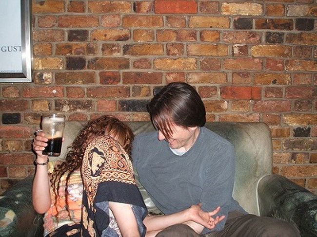 ガイにくすぐられるの図。こーんな苦しい体勢に追い詰められても、意地でもビールは離さねぇ、みたいな(笑)。