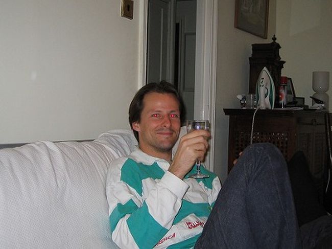 ガイのソロ(笑)。史恵里が日本からお土産に持ってきた焼酎の「しろ」を飲みながら。