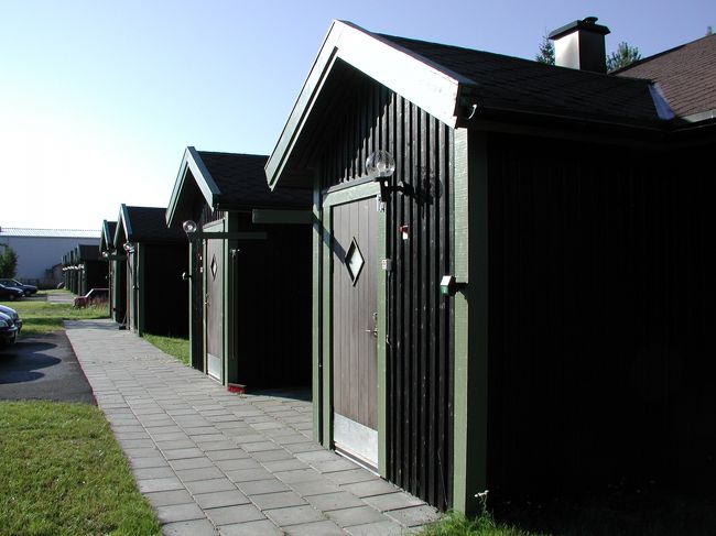 ユッカスヤルヴィ・ホテル。客室はコテージになっています。日本のキャンプ場のバンガローみたいな感じです。