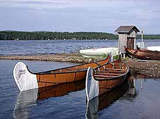 ユッカスヤルヴィ湖。ホテル前にあるトラディショナルなカヤックは宿泊客用のアトラクションとしてあるものですが、こうして写真で見ると、とても原始の趣があります。