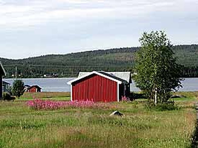 ホテルを出てユッカスヤルヴィの村を散策しました。赤い壁面と白い柱は典型的なスウェーディッシュ・カラーです。