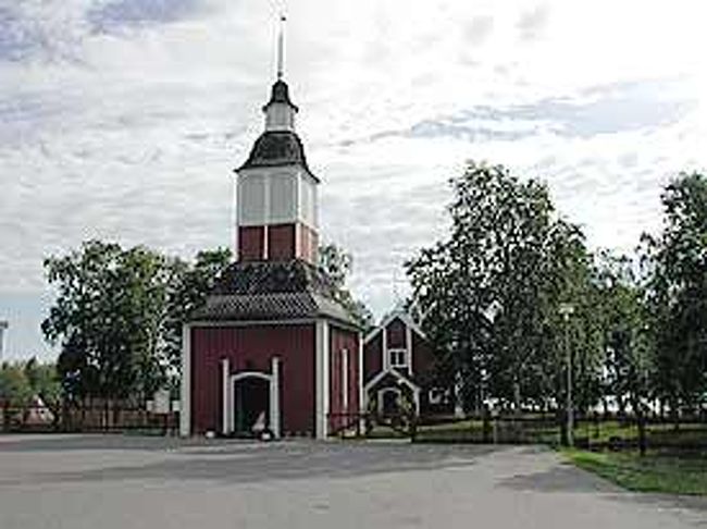 村の一番奥まったところに位置するユッカスヤルヴィ教会。手前にあるのが山門で、奥に礼拝堂があります。