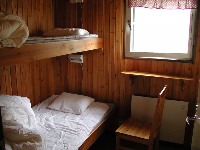 コテージの内部です。これは二人部屋です。なかなか清潔な感じでよかったです。