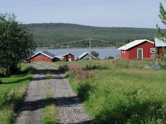 スウェーデンの伝統的な色使いの家々が並んでいます。
