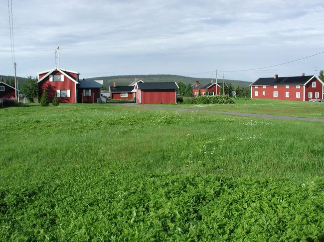 例えて云えば北海道の礼文島みたいな雰囲気です。周囲に高い山も高い木もなく、平べったい最果ての地というところは共通点があります。