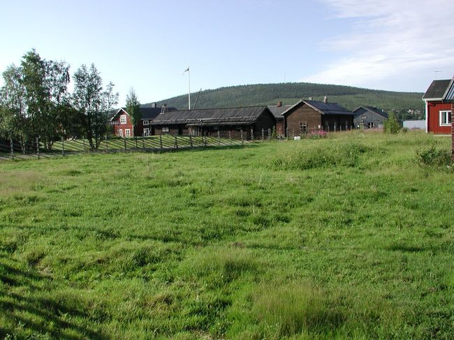 ケブネカイセの登山口ニッカルオクタへのバスが昼近くなので、それまでの間、村の中を散策しました。