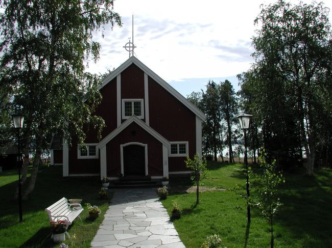 山門をくぐると湖の畔に建つ礼拝堂があります。