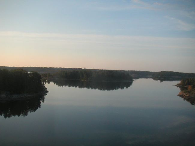 水路に沿ってというか、ずっと島の間をというか、このような景色がずっと続きます。ようやく夕暮れになっても。