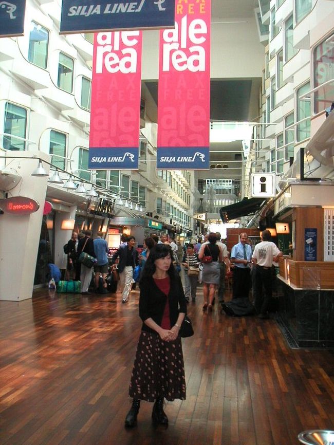 船内はたくさんのレストランでごった返しています。結構これだけあっても混み合います。味はまあまあというところ。日本人がたくさんいたのには驚きました。