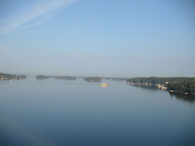 小さなフェリーが水路を堂々と横切っていきます。こっちが止まるのを知っていたのでしょう。まるでカニの横歩き