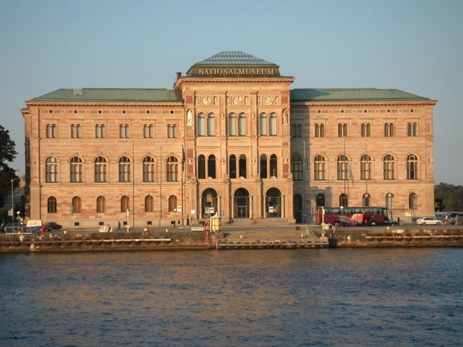 この美術館とグランドホテルの入江に船は到着します