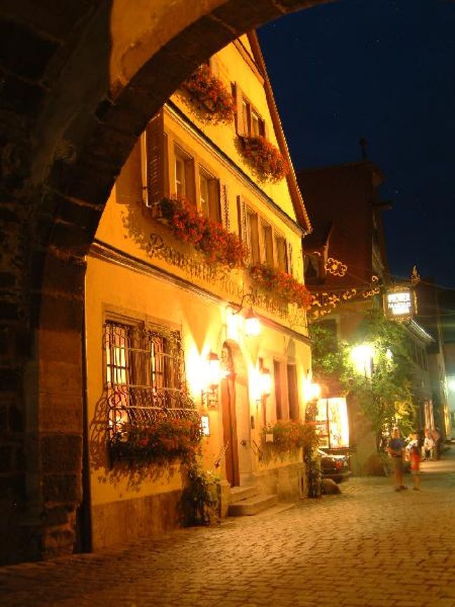 塔とホテルの夜景。その１