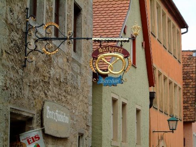 パン屋の看板もおしゃれ。プレツェル形。