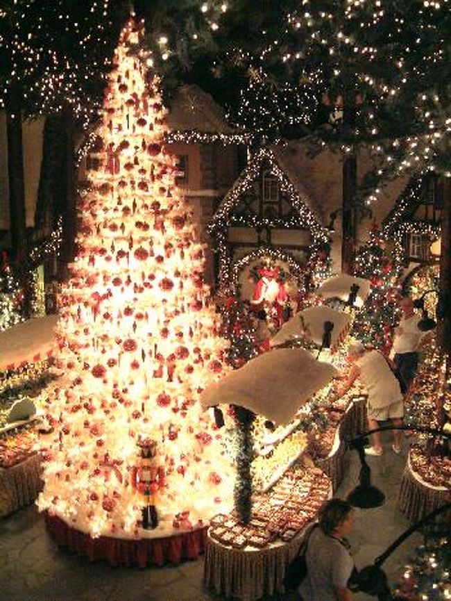 一年中クリスマス用品を売る店。