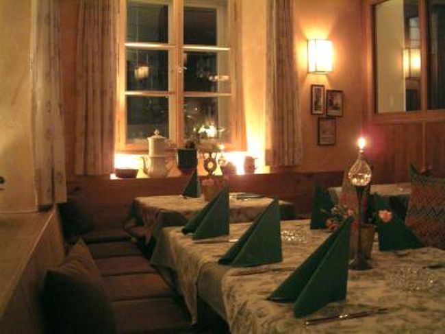 最悪のレストラン。何がというと、ウエイトレスのおばさん。呼んでも来ない。何していると思いきや、ビールを立ち飲みしている。運ばれて来た料理はすっかり冷めている。<br /><br />外見は示しませんが、ガイドブックにも載ってる有名な店。