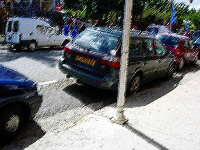 どこも道路の両側は駐車スペースになっているからです。これってとっても便利です