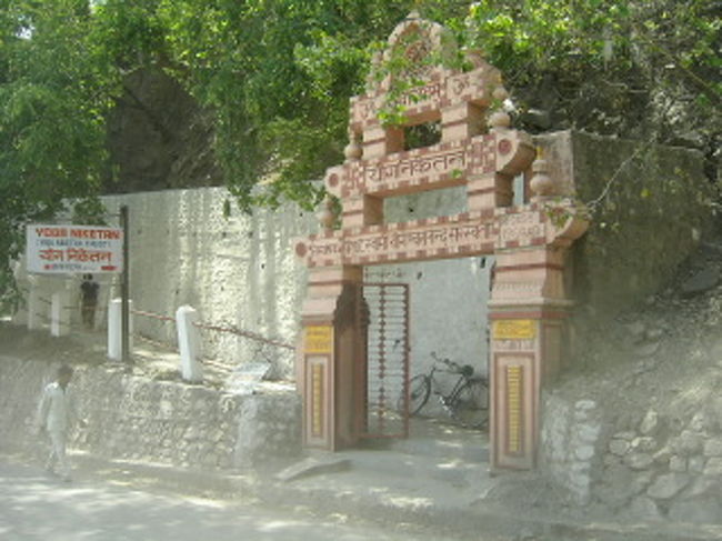 ガンジス河上流リシケシにはアシュラムがたくさんある。<br />あたしは日本のヨガの先生のおすすめもあって、ヨガ・ニケタンへ。