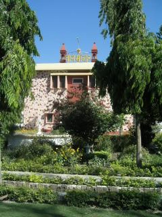 メディテーションホール。<br />敷地は高台にあり、花もよく手入れされている。<br />マンゴーやジャックフルーツの木も。<br />数あるアシュラムの中で環境はかなりいい方らしい。<br />日本人に人気があるのもうなずける。