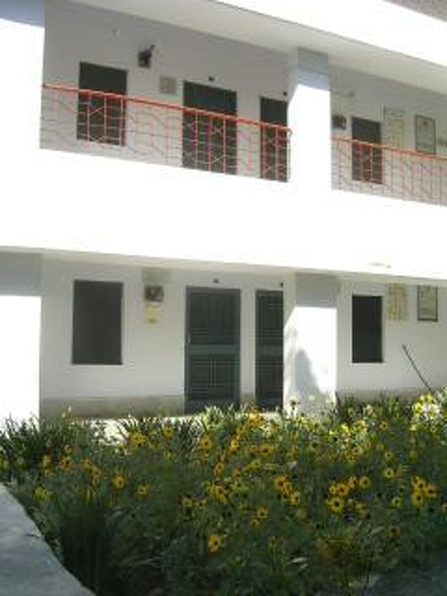 多いときには150人収容できるらしい。<br />泊まった部屋は３階建ての１階。<br />上の方は暑かったり、虫が出たりしていたようだけど、自分の部屋は快適だった。<br /><br />ヨガ・瞑想、3食＋お茶、バス・シャワー付のシングルルームで一日300ルピー。750円ほど。 <br />最低15日は滞在しなくてはいけない。