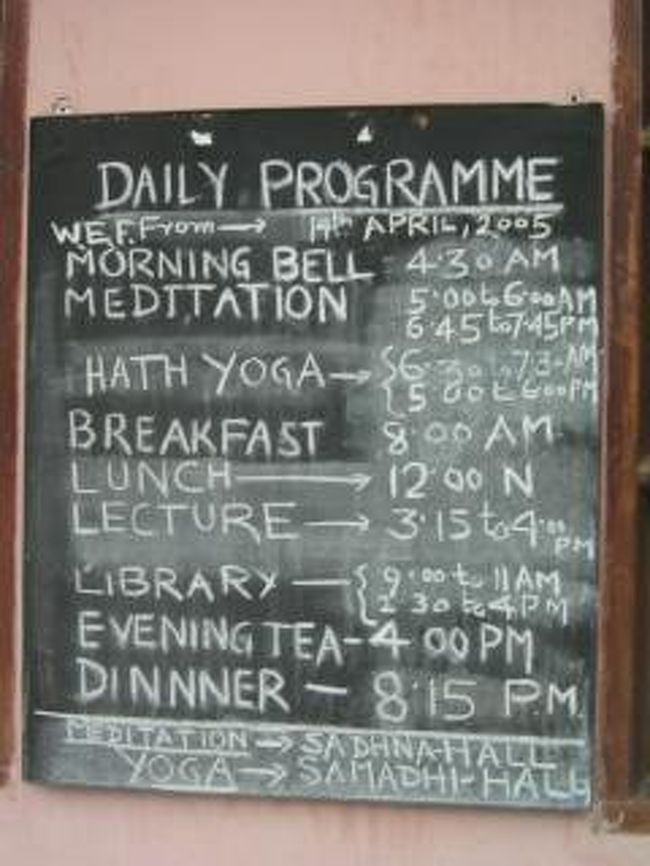 一日のスケジュール<br /> 4：30　起床<br /> 5：00　瞑想<br /> 6：30　ヨガ<br /> 8：00　朝食<br />12：00　昼食<br />16：00　午後のお茶<br />17：00　ヨガ<br />18：45　瞑想<br /><br />空き時間は読書をしたり、おしゃべりしたり、散歩、ネットなど。<br />図書館には日本語の本もたくさんある。
