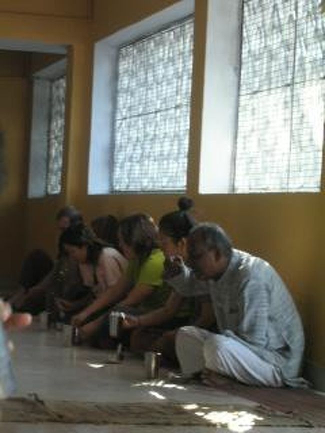 ピンぼけですみません。朝ご飯中。<br />日本人に人気があるのは知っていたけど、今は最高潮に多いらしく半分以上を占める。でも、興味深い人ばかり。<br />エジプト在住で、ユニセフにて割礼撲滅の活動をする女性。<br />沖縄に移住した夫妻のだんなさんは格闘家、奥さんは中国語を操って在宅で貿易事務をこなす。<br />年に10ヶ月はご両親の介護をし、残り2ヶ月は旅をしたり、自分のために使っているという中年の男性... 