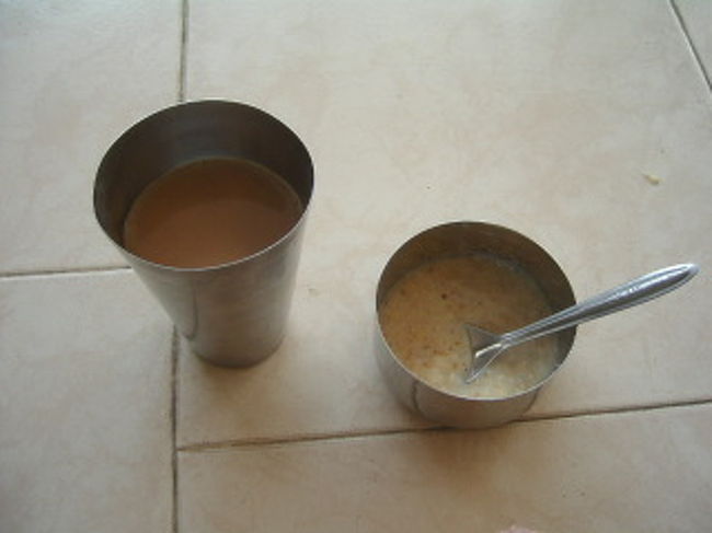 インド医学アーユルヴェーダでは朝は少なく、昼多く、夜は控えめが良しとされる。<br />菜食はもちろん、たまねぎとガーリックは病気を誘うとかでアシュラムの食事から省かれている。香辛料の多用も。<br /><br />朝ご飯。チャイとミルク粥。<br />その他、クスクスみたいなものや、米をたたいて平たくしたものをスパイスで炊いたものにラスクが添えられることも。