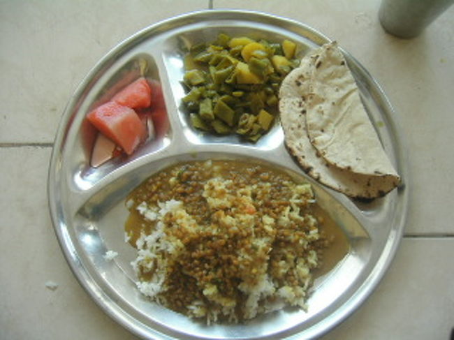 お昼。<br />ヨガ・ニケタンの食事はとーーーーっても口に合った。<br />毎日モリモリ食べて、おかわり。<br />インドのターリーというより、ネパールのダルバートみたいなマイルドさ。おふくろの味的。<br />じゃがいもとナス、オクラ、ジャックフルーツなどなど毎日違うサブジ。豆のスープも色んな種類が出てきたし、メロンやスイカがデザートに付いたり。<br />食はやっぱり大切。幸せな毎日だった。<br /><br />みんなでマントラを唱えて一緒に食べる。