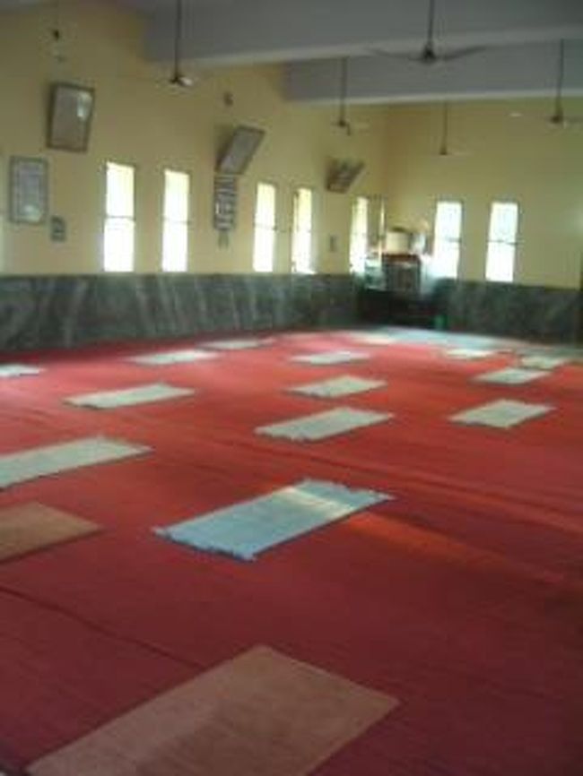 ヨガホール。またまたぼけててすみません。<br />15日間いた前半は25-30人ほどだったけど、後半はインド人の若者団体も合流して大人数だった。<br />先生は２人が朝夕交代で。<br />朝の先生は、長髪を後ろで束ね、スタイルが良く、彫りの深い落ち着きのある人。50歳くらいかな？たたずまいがきれいでうっとりしてしまった。<br />夕方の先生は25歳。マントラを唱える声がすごく良かった。<br />毎日聞いていたので、終わったいまでも耳に残っていて、頭の中で聞こえることがある。クラスの流れは夕方の先生の方が良かった。<br /><br />朝夕いい空気の流れる広いホールでヨガができる幸せ。<br /><br />１時間と、長くはない時間だけど、結構色々なことができる。<br />旅に出て１年ほどはヨガから遠ざかっていたので、体が硬くなっていたけど、この2週間で随分元に戻ってきたよう。<br />そして、あんなに食べたのにカラダがしまった。ちょっとだけだけど。<br />もっともっとアシュラム生活続けたかったなー。