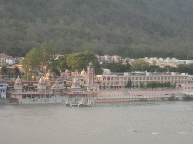 ヨガ・ニケタンから見たガンガー対岸の様子。