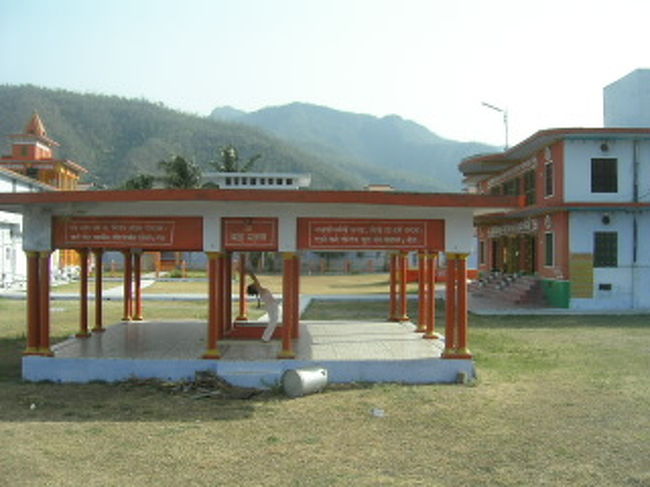 ほかのアシュラムのクラスも出てみたくて、ベド・ニケタンというところへ。（写真：敷地内でヨガを一人やっていた女性。）<br /><br />なんと、そこの人気の先生がその日、ガンガーで食器を洗っていたところ、流されてしまってそのまま亡くなってしまった。ショックな出来事。