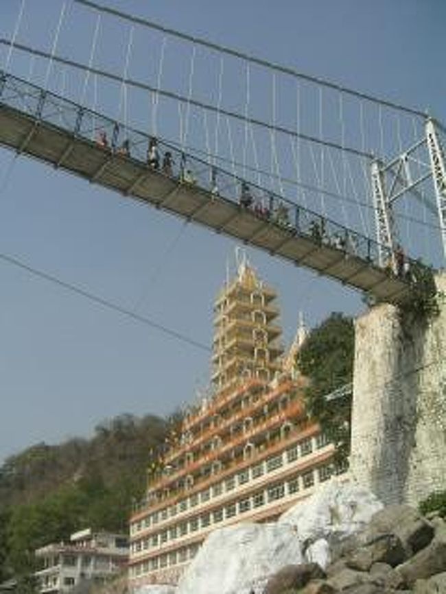 リシケシ最後の日、ガンガーに足浴に言った。<br />ウワサには聞いていたけど、本当に水が冷たく気持ちよかった！<br />（これは見上げたときの風景。）<br /><br />居れば居るほど心地よく、半年とかじっくりヨガ修行をしたいなぁなんて。また戻ってくるのを楽しみに、とりあえず去ることにする。<br />それまできちんと一人でも修行しなくちゃ。