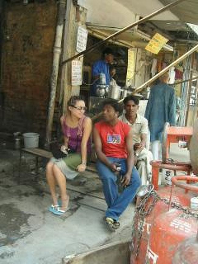 ＜番外編＞<br />ラッシー屋の前でインド人とレイカ。