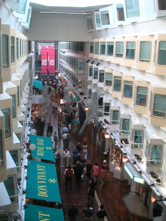 船室の片方は海側。でもって反対側はこのデッキ側になります。すなわちヒューマンウオッチングにはよいが、景色は見えませんのでご注意を。ここはしかしテーマパークのようにいろいろなレストラン、カジノ、免税店(確かにどこの国でもない公海上）などがあって、結構楽しめます。