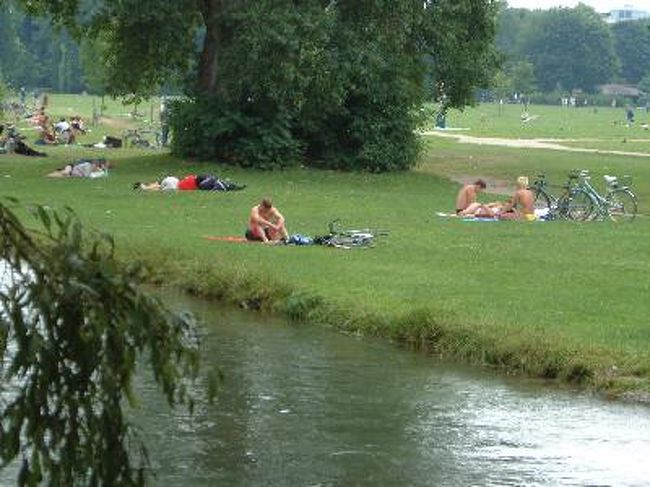 ヌーディストの多いイギリス庭園。<br />虫刺されにご注意。