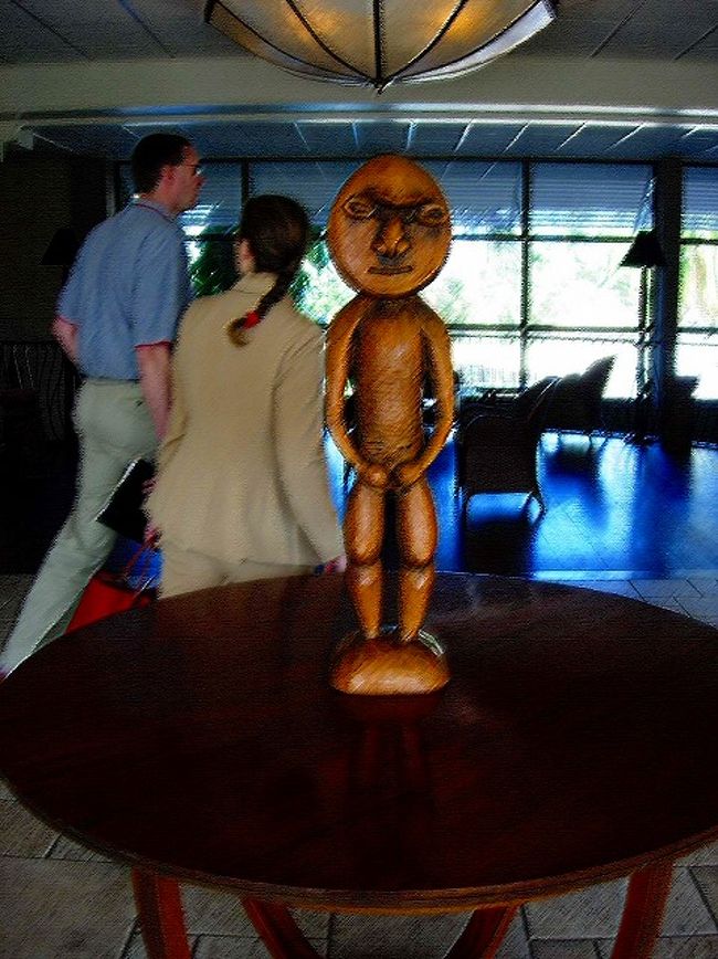 ホテルでお出迎えをしてくれたのは、この人形でした