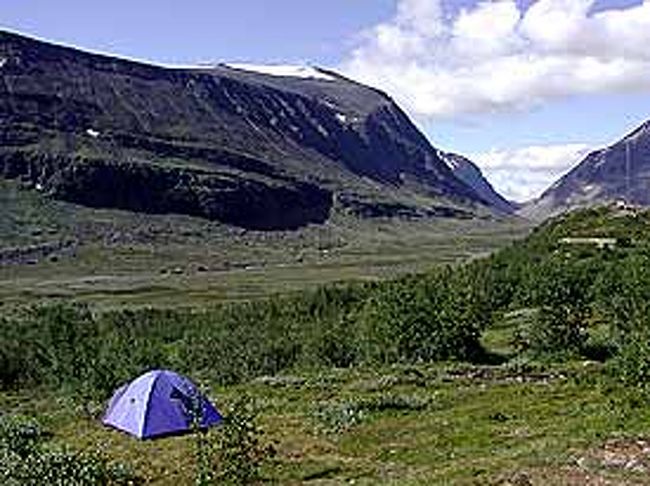 ケブネカイセ・ステーション（山小屋）を出発して、テント場の脇を通り過ぎます。今日もいい天気です。
