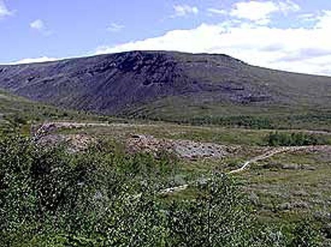 今日、歩く沢沿いの道がある谷が見えてきました。