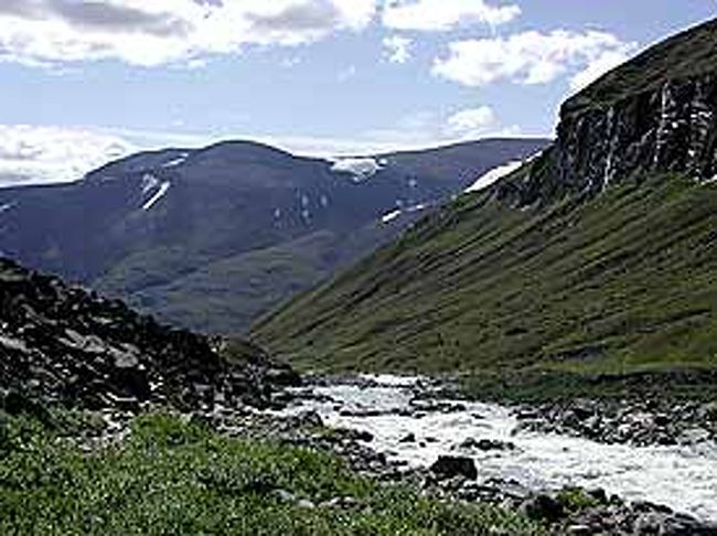 深い谷の中の歩きですが、振り返ると大分高度を上げてきました。