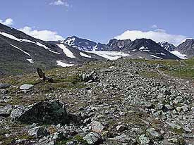 広いゴーロ状の台地にでます。道しるべのためにケルンが積まれて居ます。