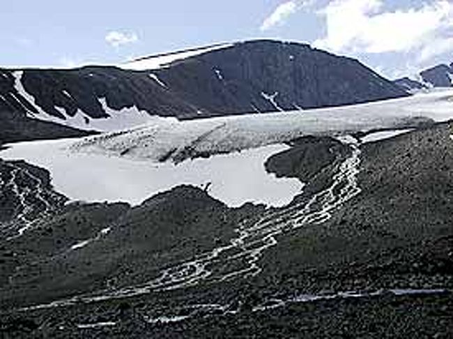 雪田と氷河の山。周囲の景色は迫力満点で、来た甲斐があります。