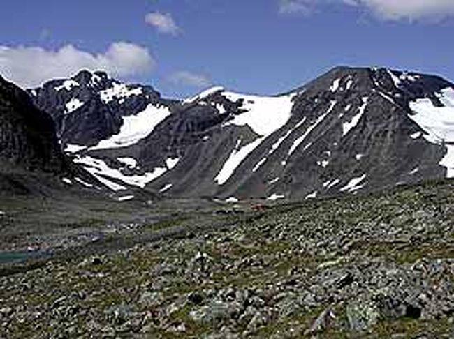 Darfalvaggi川の源頭の最深部に向かいます。とても広い河原状のなかを行きます。ガスに巻かれたりすると方向を失いやすく、やっかいですが、今日はその心配はなさそうです。