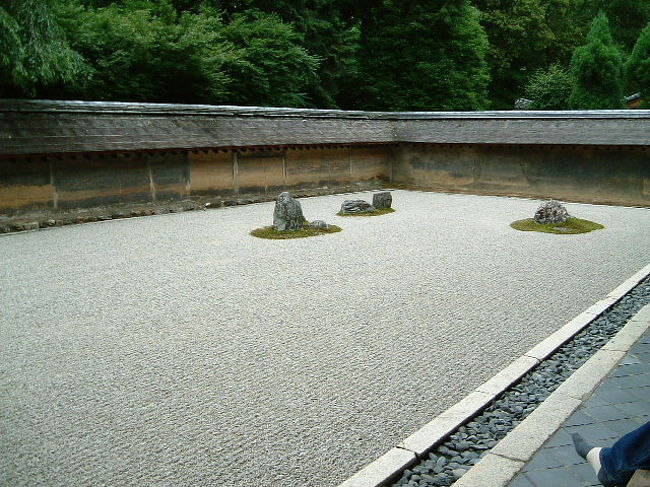 竜安寺です。全部の石を見ることは、不可能です。<br />同じ敷地にある湯豆腐もおいしいですよ