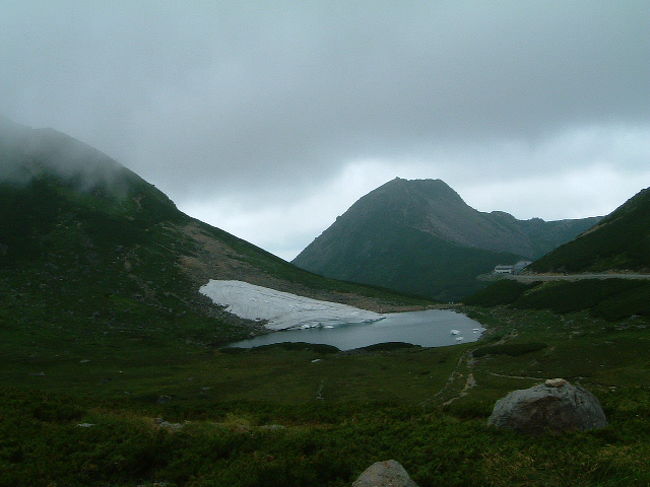 夏なのに雪が残っています