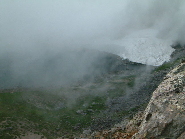 この道を歩いていきます