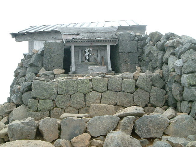 山頂です。３０２６メートルあります<br />小屋で引いたおみくじは、小吉でした<br />こんな苦労したのに