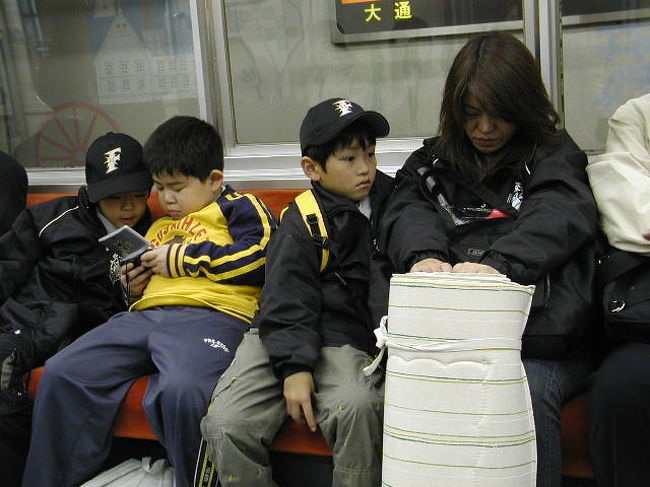 朝早くに！地下鉄東西線：円山公園駅に向かう母子連れ．．．おかさんは寝不足で！子供は元気！