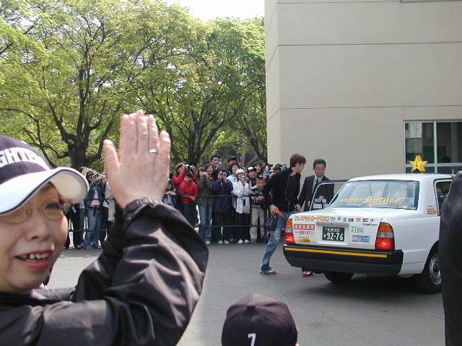 自宅組は、次々とタクシーで．．．金村・坪井・マイケル・がんちゃん・セギノール各選手！<br />マイカーは稲葉・建山投手！到着の度に「歓声＆選手名」が．．．．＆フラッシュ！初めて見る光景です。