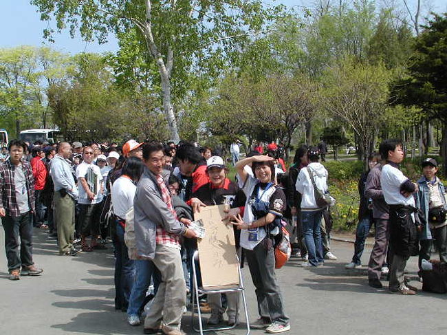 この列は！？？？「円山球場開場７０周年記念限定Ｔシャツ」販売に並ぶファン！２００枚限定！<br />もう一列は「サイン入り：ヒルマンＴシャツ」購入の列です。