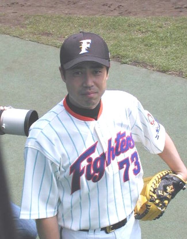 島崎ブルペンコーチとの会話が、簡単に出来るのも「円山」ならでは．．．．<br />札幌ドームのフェンス警備は異常！！！！このようなコミュニケーションが大事では！